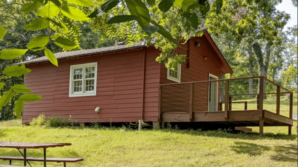 Glamping Near Omaha - Black Oak Tiny Cabin