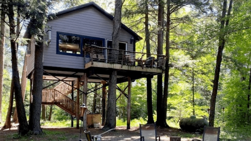 Glamping in Wisconsin - Spacious Tree House